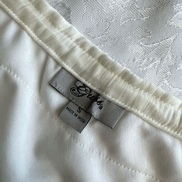 Guess 1 shoulder top. - Picture 3 of 3